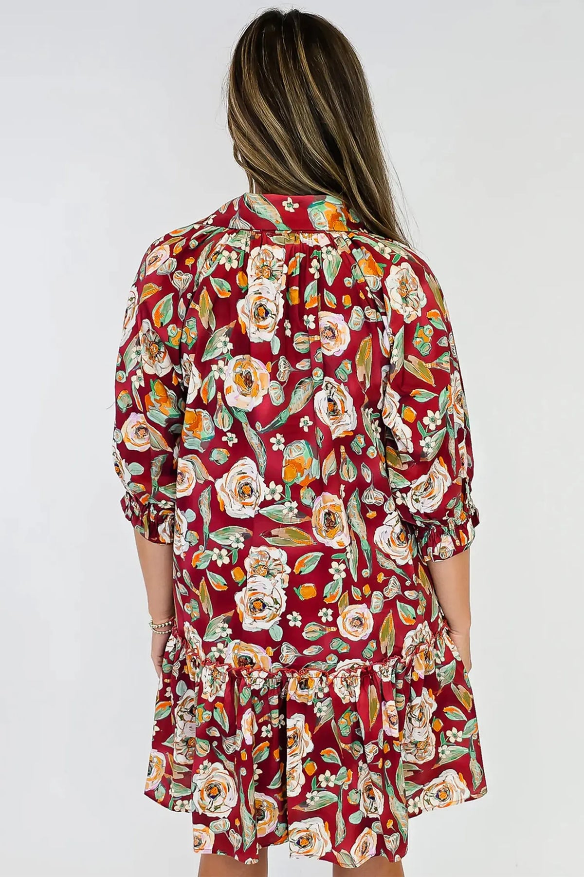 Red floral print half sleeve short shift dress model back view · nz-alt-v1