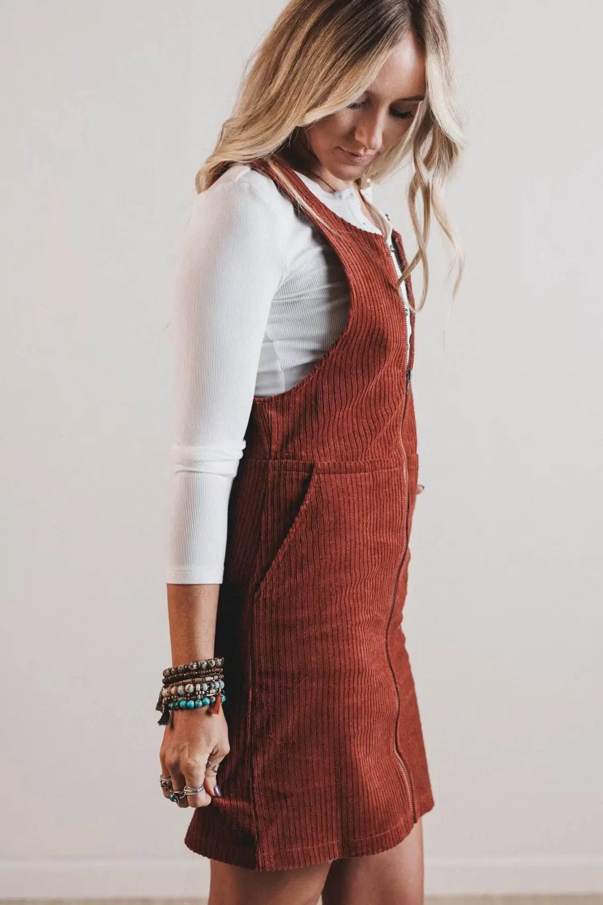 Clay Ribbed Corduroy Zip-Up Sleeveless Pocket Sheath Dress side view · nz-alt-v1