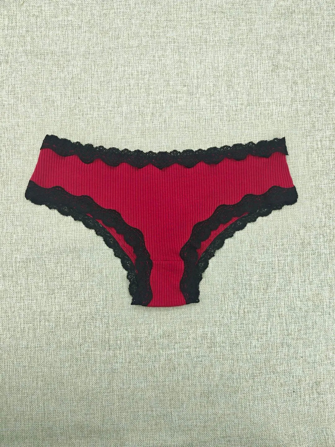 Pack of 3 stretch cheeky with lace trimming in contrast 95% cotton