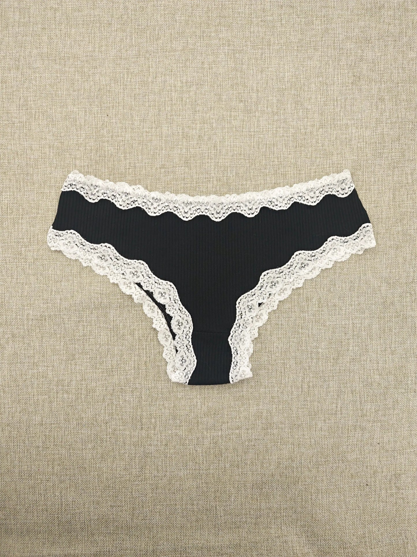 Pack of 3 stretch cheeky with lace trimming in contrast 95% cotton