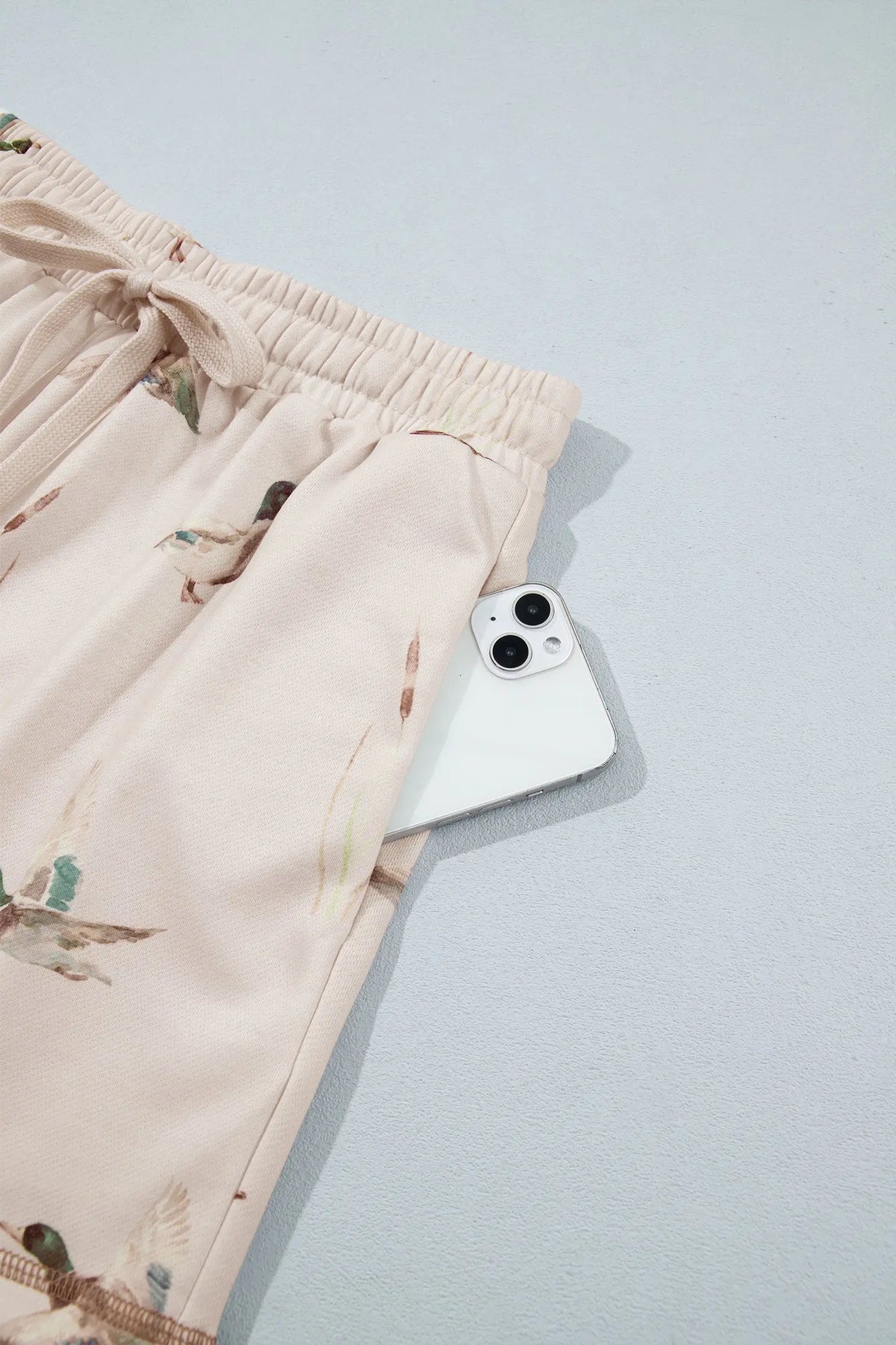 Khaki mallard print color block shorts pocket, detail view · nz-alt-v1