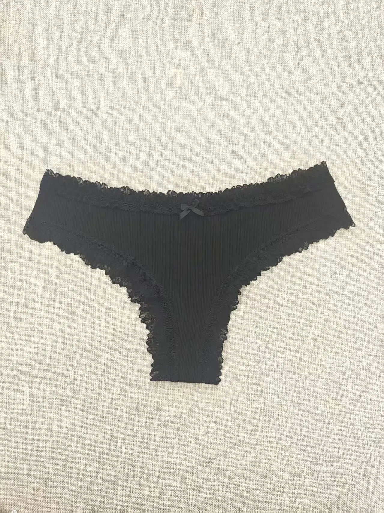 Black cheeky with lace trimming Nataliz