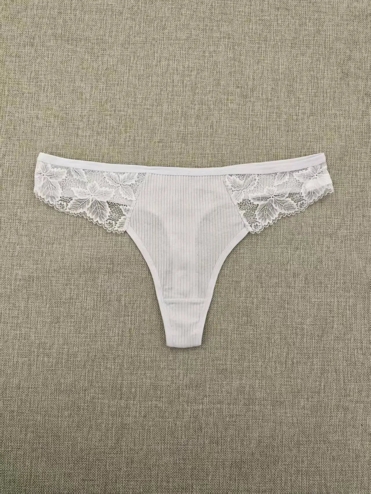 Pack of 3 stretch thong with lace combination 95% cotton