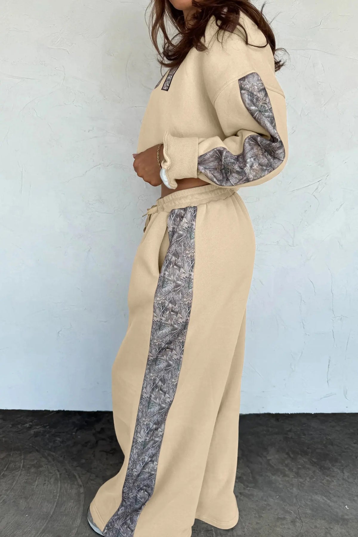 Parchment HOWDY Letter Print Plus Size Set model side view · nz-alt-v1