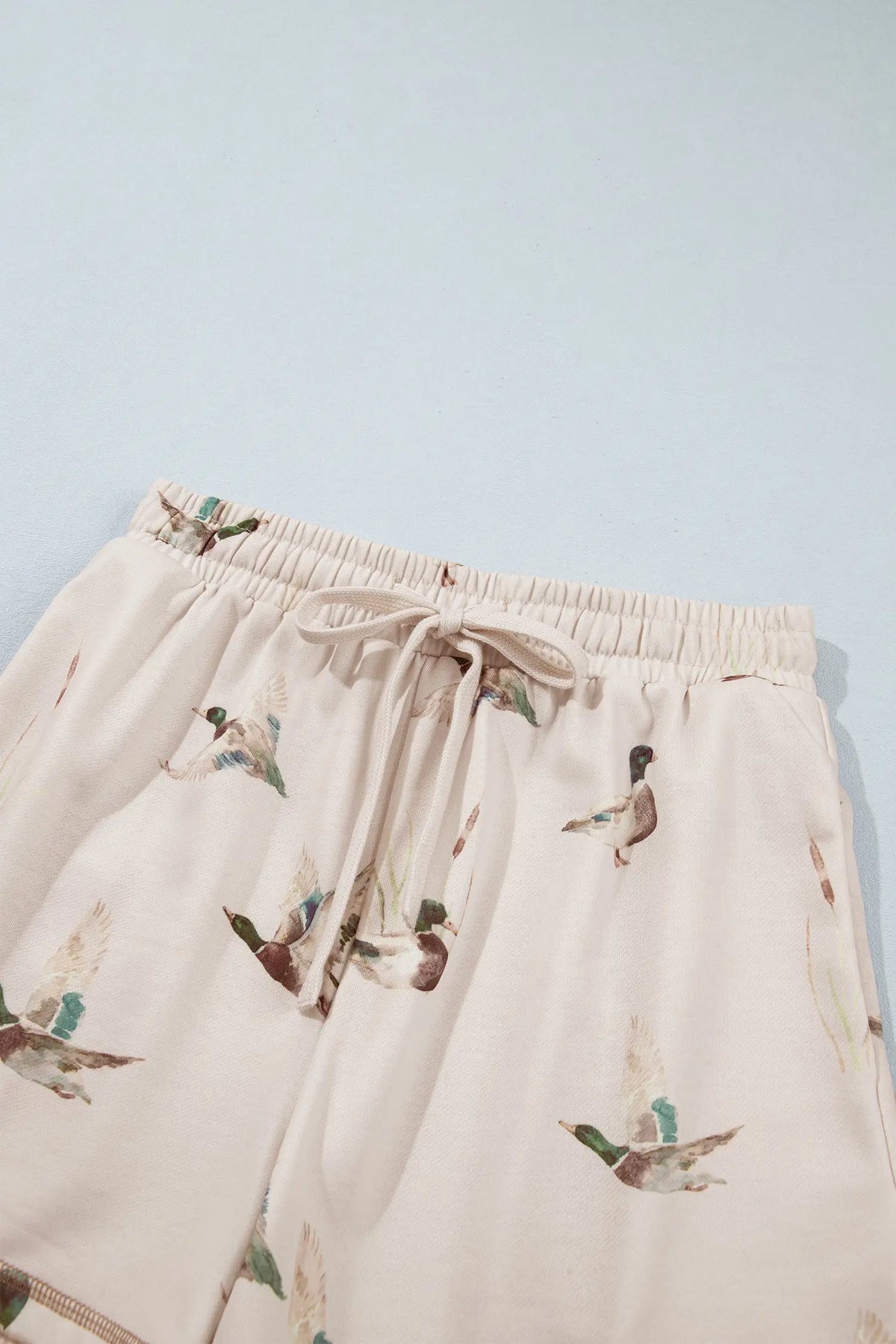 Khaki mallard print color block drawstring shorts, detail view · nz-alt-v1
